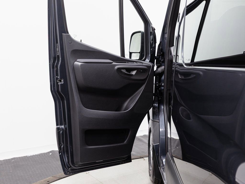 Used 2025 Mercedes-Benz Sprinter 2500 image 5