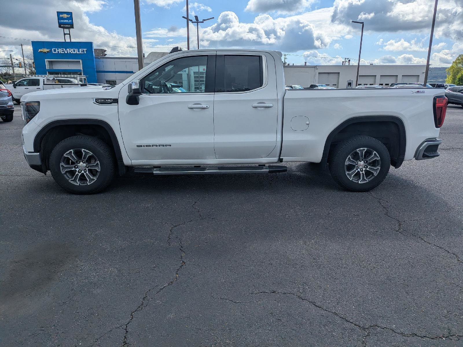 Used 2023 GMC Sierra 1500 SLE image 4
