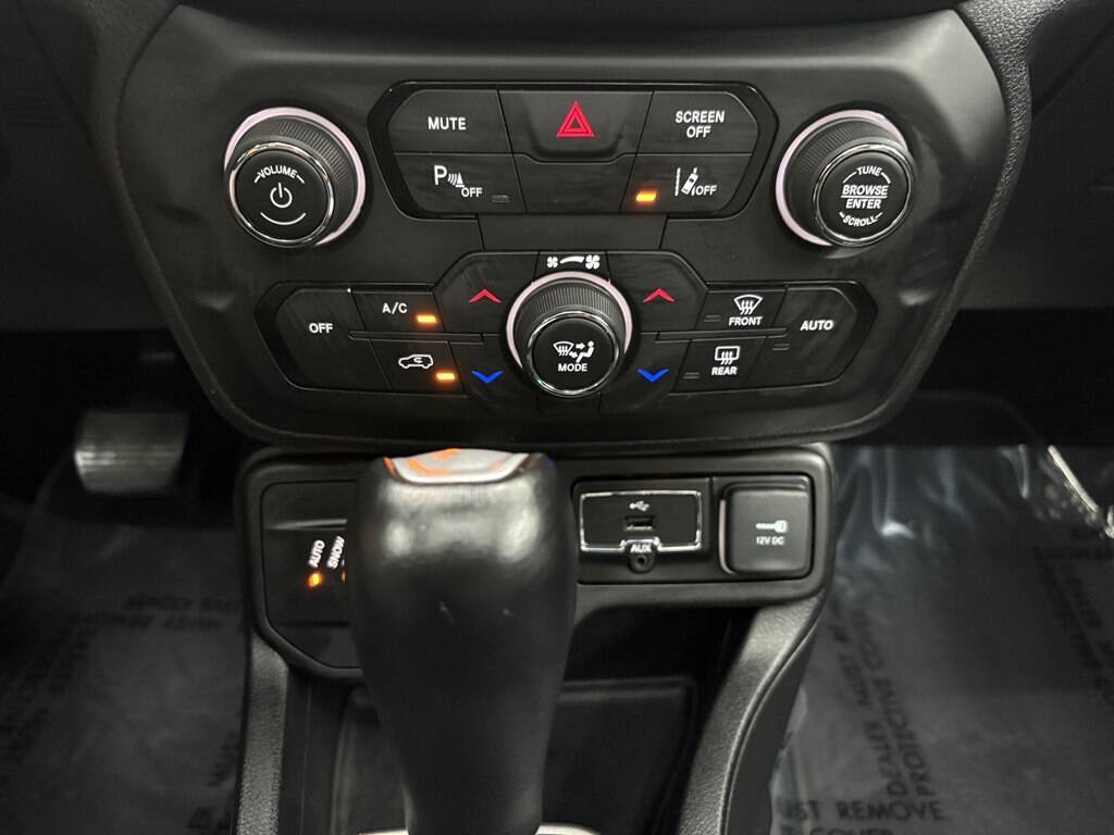 Used 2018 Jeep Renegade Limited w/ UConnect 8.4 Nav Group AWD/4WD image 22
