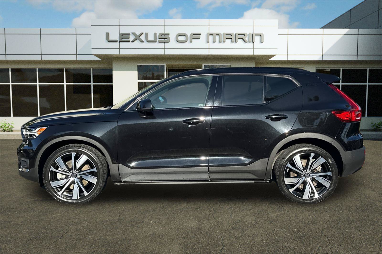 Used 2021 Volvo XC40 P8 Recharge w/ Advanced Package AWD/4WD image 2