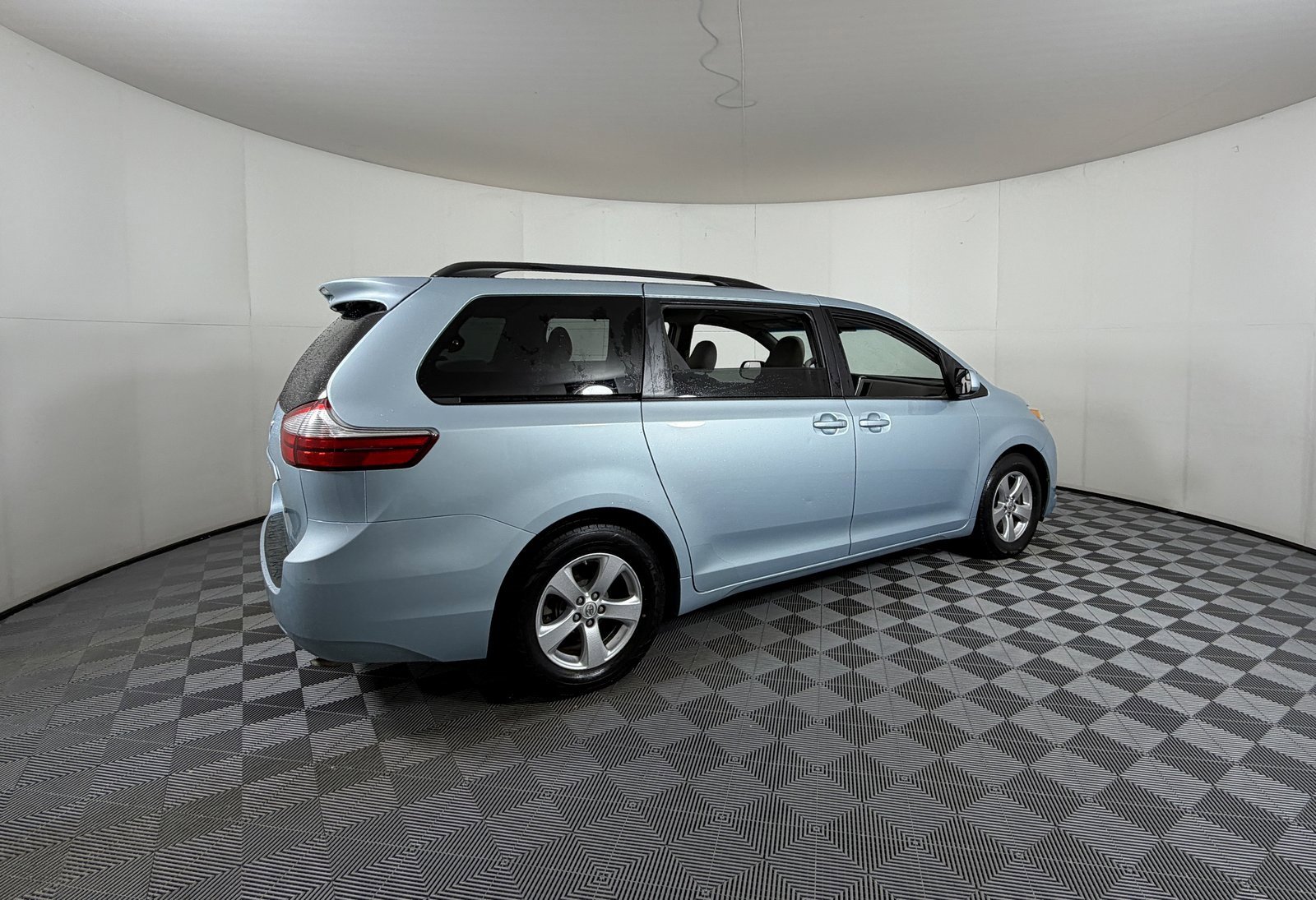 Used 2015 Toyota Sienna LE image 4