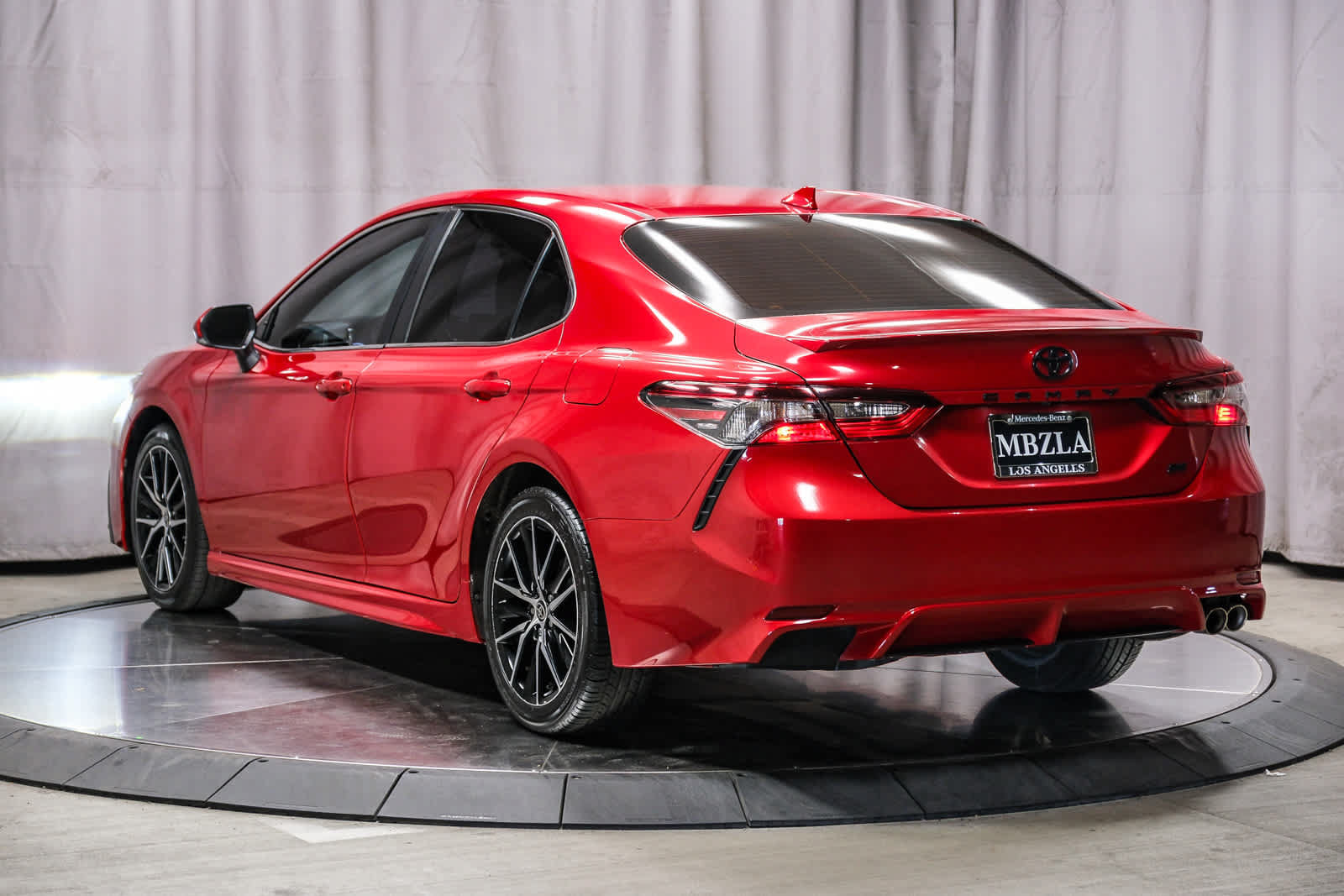 Used 2022 Toyota Camry SE w/ Carpet Mat Package (TMS) FWD image 2