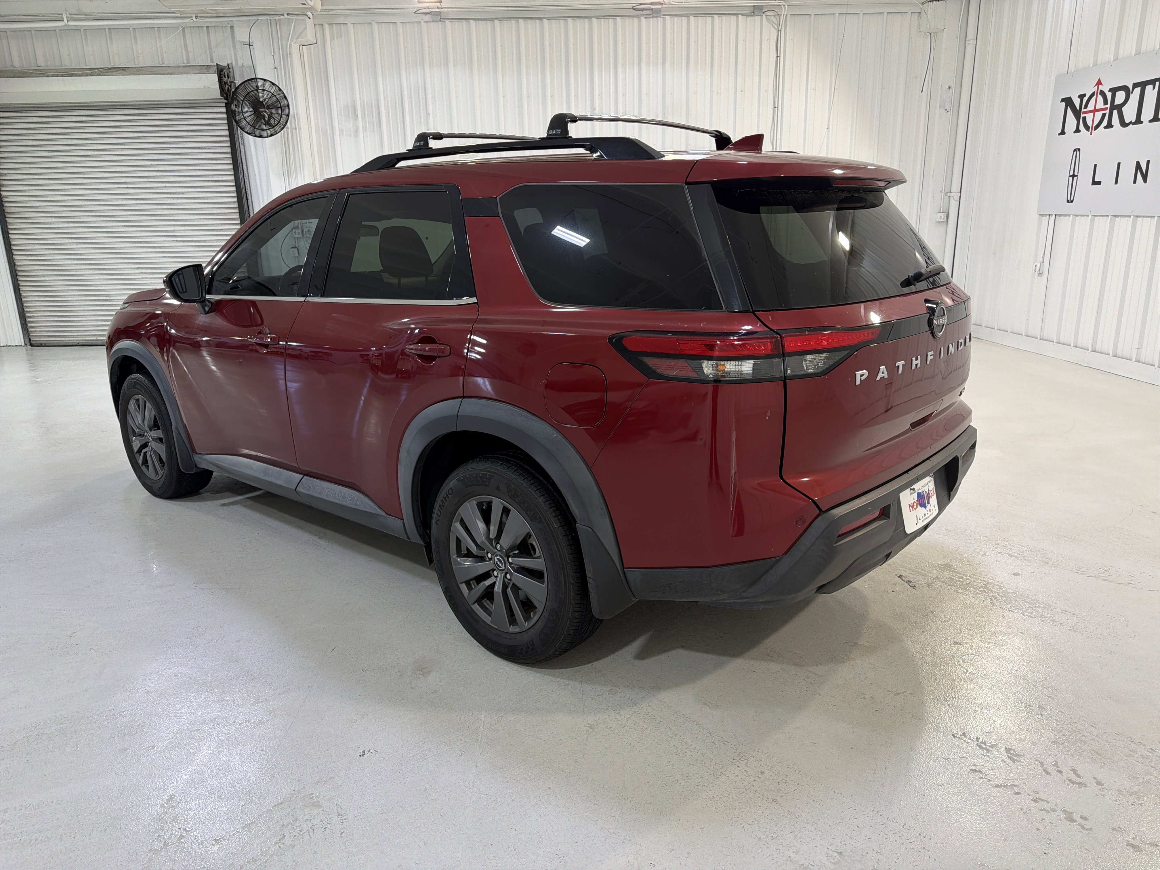 Used 2022 Nissan Pathfinder SV image 3