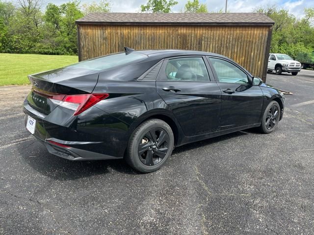 Used 2023 Hyundai Elantra SEL w/ Cargo Package FWD image 3
