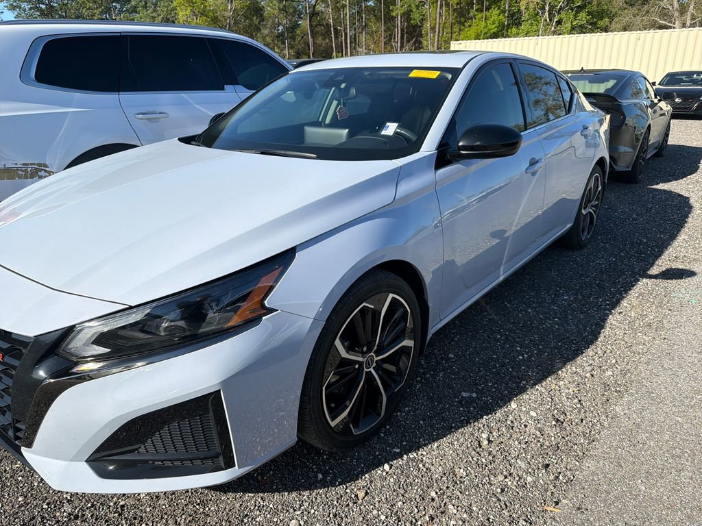 Used 2024 Nissan Altima 2.5 SR w/ SR Premium Package image 9