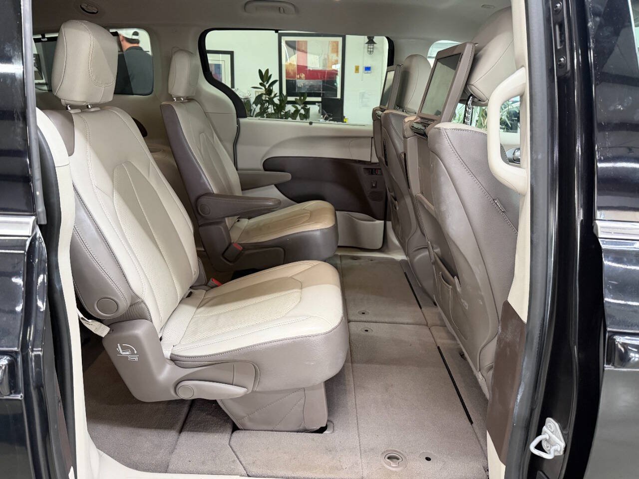 Used 2017 Chrysler Pacifica Touring-L Plus w/ Advanced Safetytec Group FWD image 14
