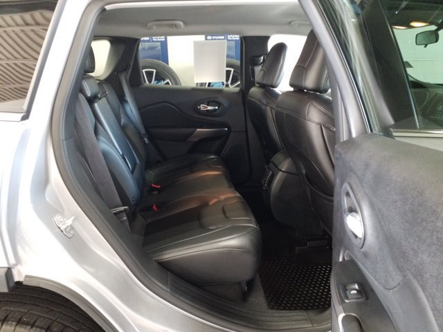Used 2019 Jeep Cherokee Latitude Plus w/ Cold Weather Group AWD/4WD image 15