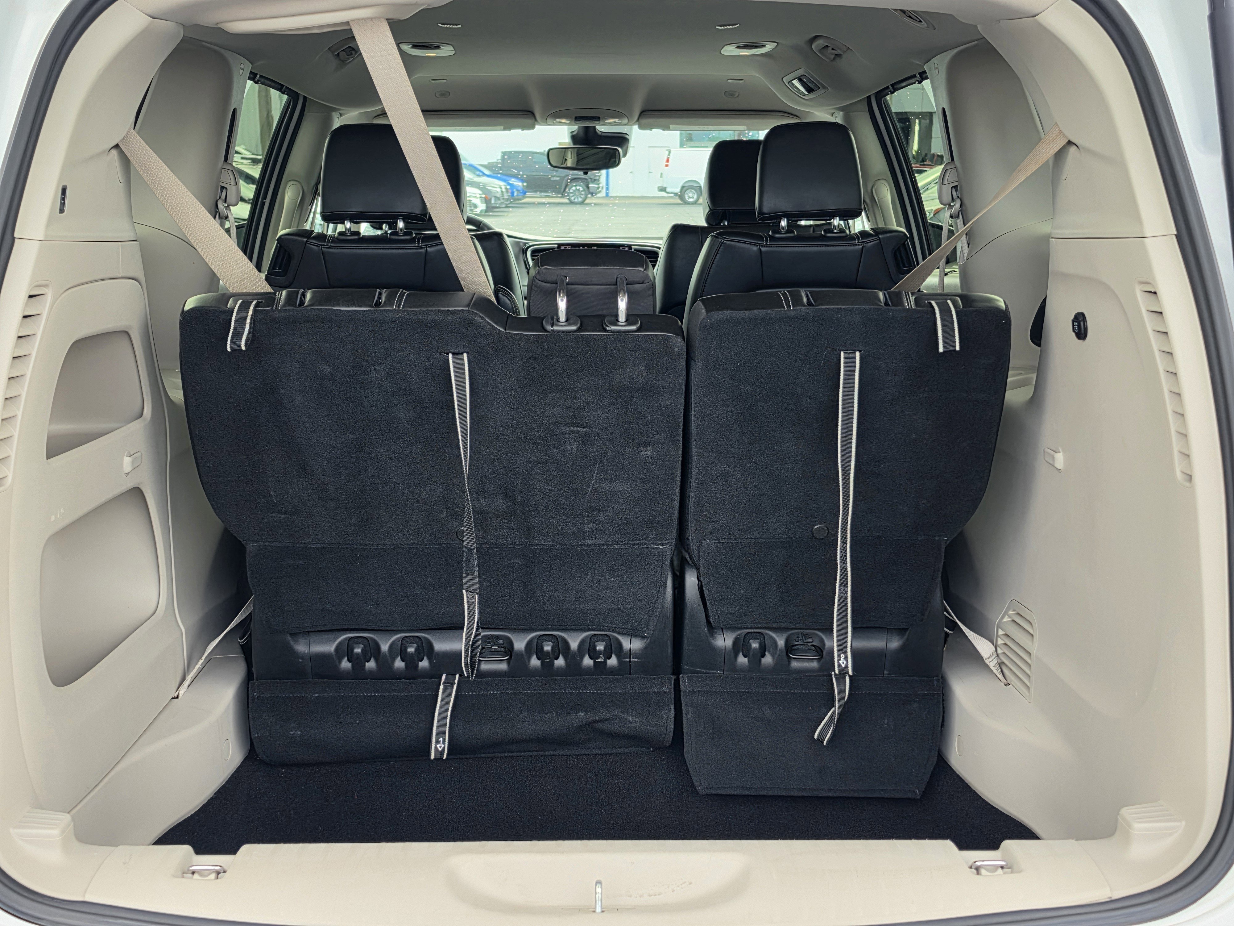 Used 2023 Chrysler Pacifica Touring-L FWD image 6