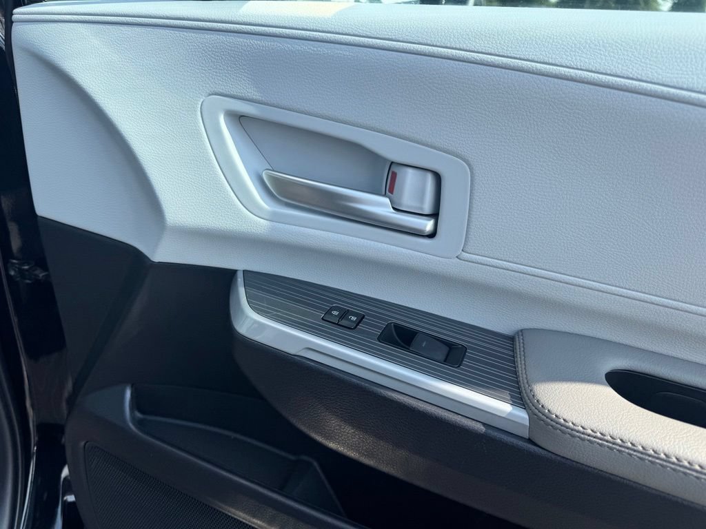 Used 2026 Toyota Sienna XLE FWD image 17