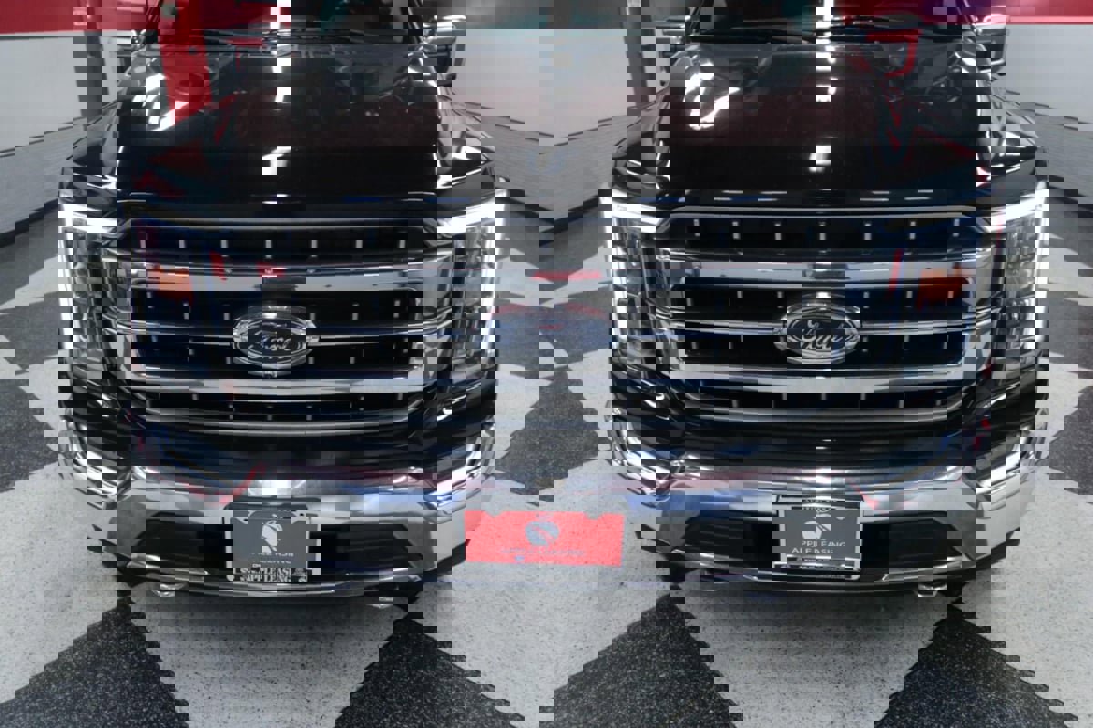 Used 2023 Ford F150 Lariat w/ Trailer Tow Package image 4