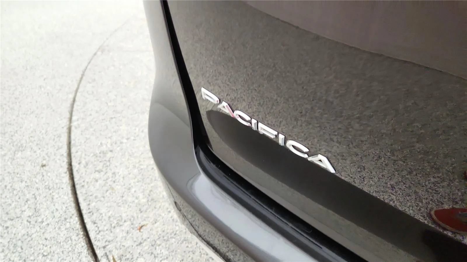 Used 2023 Chrysler Pacifica Touring-L FWD image 17