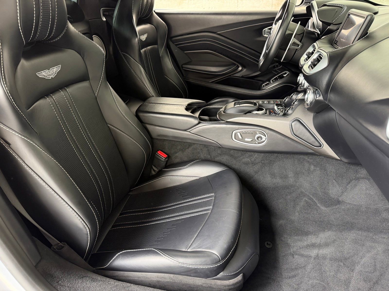 Used 2022 Aston Martin V8 Vantage Roadster image 18