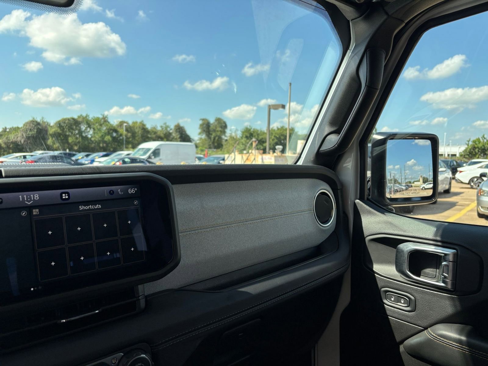 Used 2025 Jeep Wrangler Sahara image 33