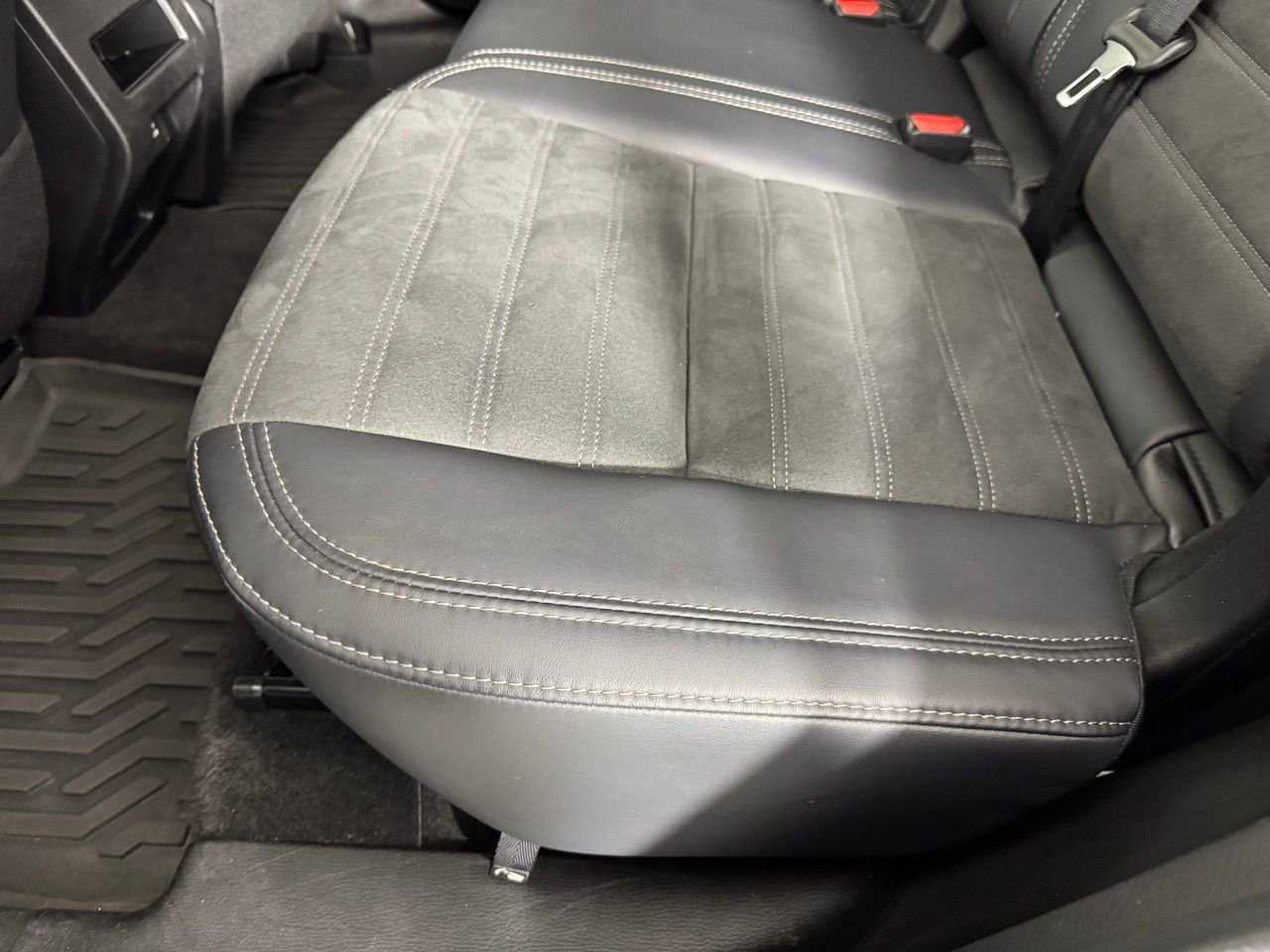 Used 2025 Mitsubishi Outlander SE FWD image 32