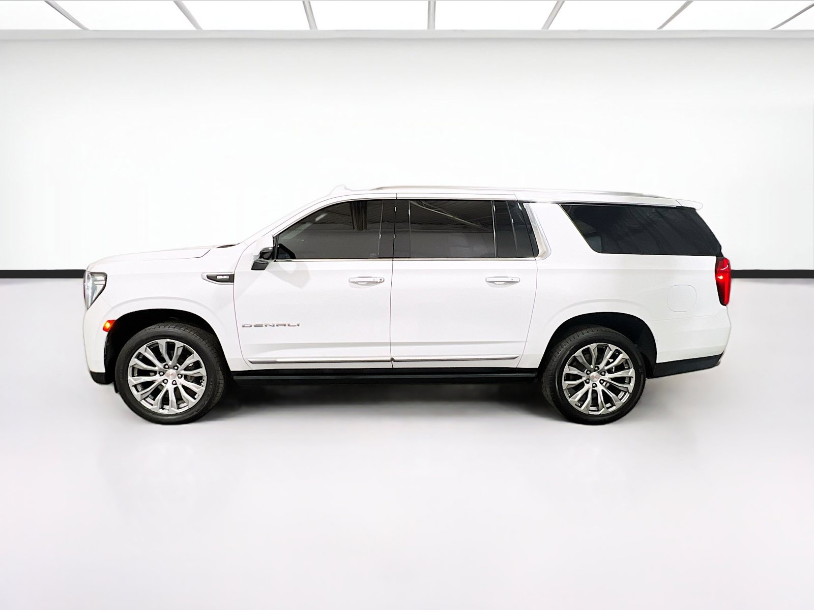 Used 2022 GMC Yukon XL Denali w/ Denali Premium Package AWD/4WD image 25