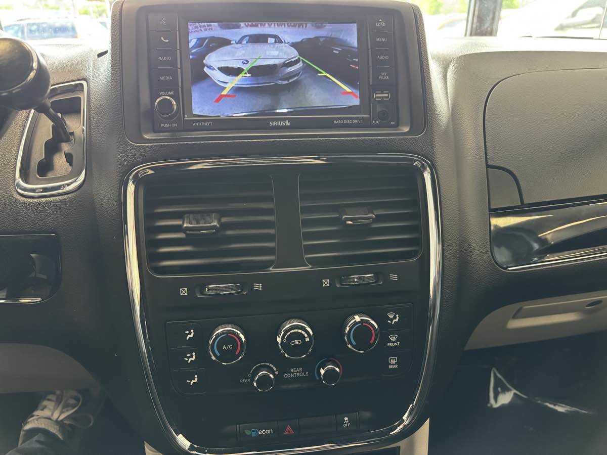 Used 2017 Dodge Grand Caravan SXT image 18