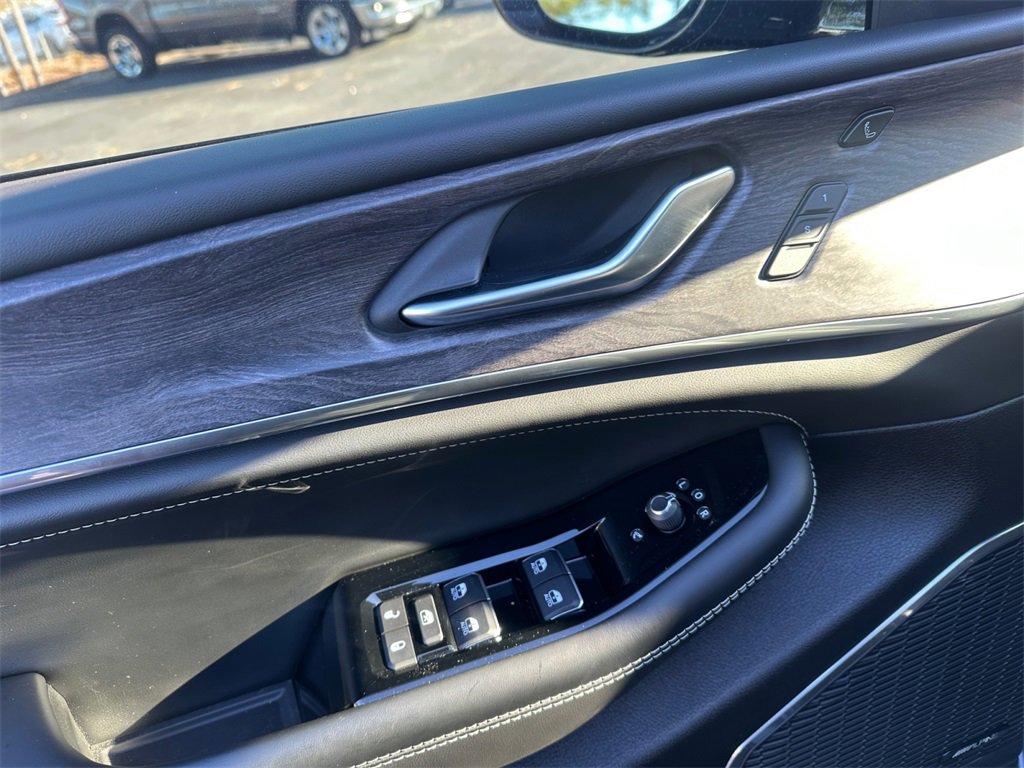 Used 2025 Jeep Grand Cherokee L Overland w/ Advanced Protech Group III image 30