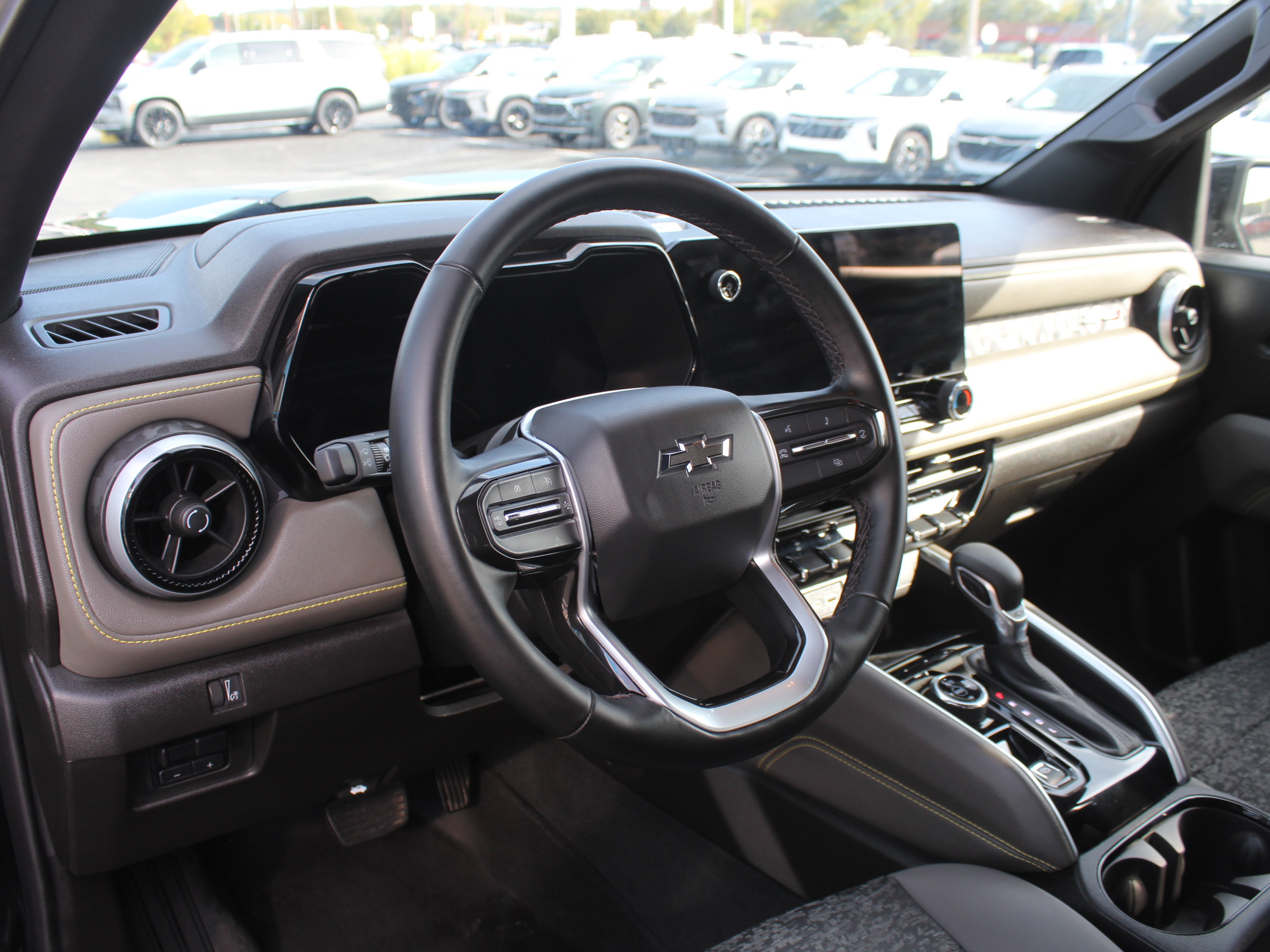 Used 2024 Chevrolet Colorado ZR2 w/ Technology Package AWD/4WD image 15