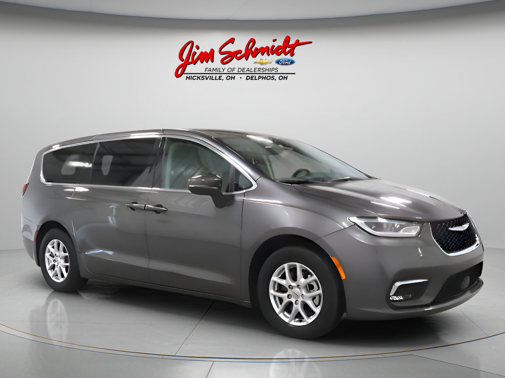 Used 2023 Chrysler Pacifica Touring-L FWD image 1
