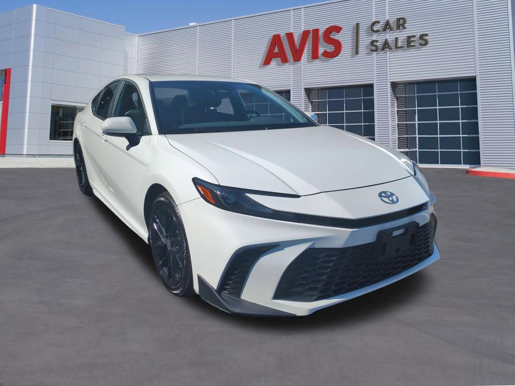Used 2025 Toyota Camry SE image 3