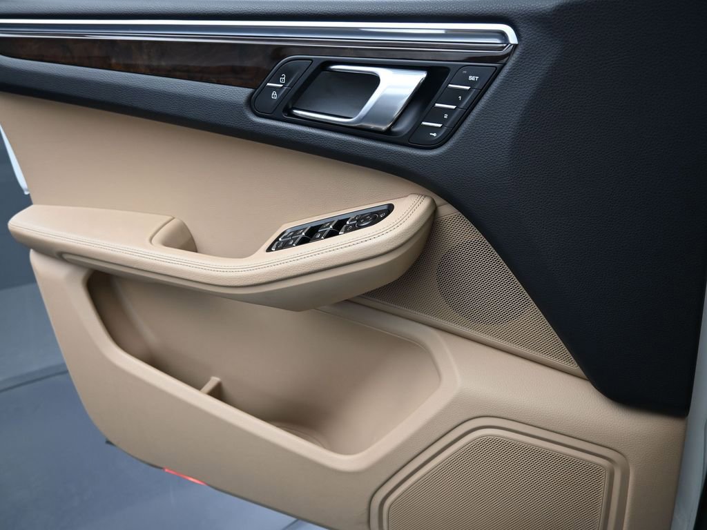 Certified 2023 Porsche Macan AWD/4WD image 25