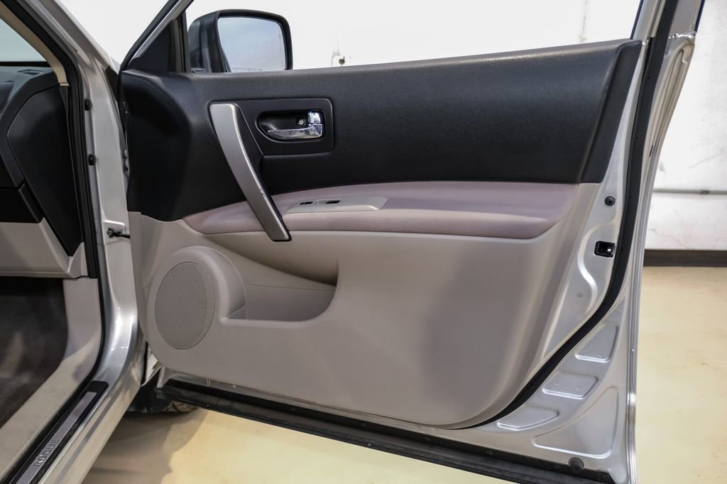 Used 2009 Nissan Rogue SL w/ Moonroof Pkg image 40