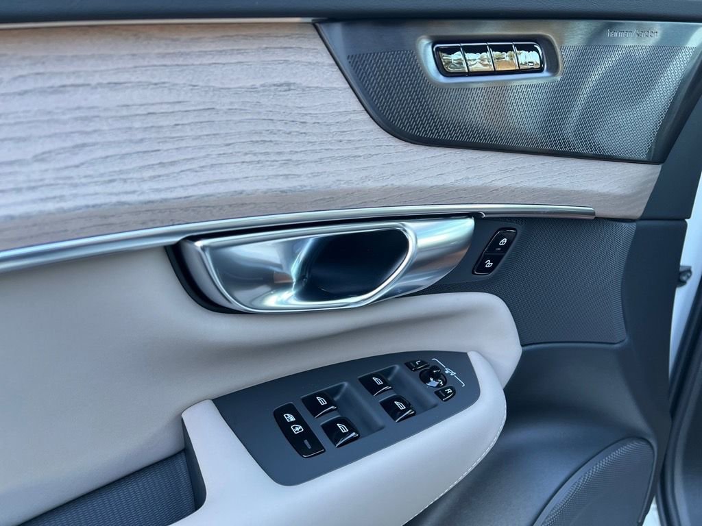 New 2026 Volvo XC90 B6 Plus w/ Protection Package Premier AWD/4WD image 11