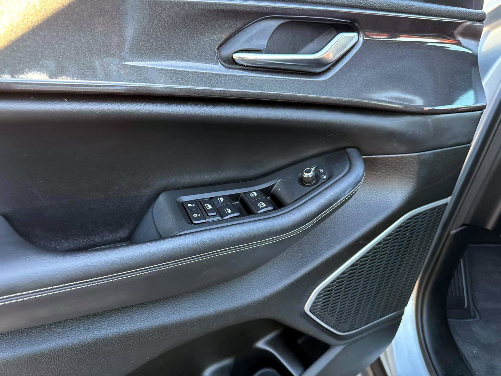 Used 2023 Jeep Grand Cherokee L Laredo image 10