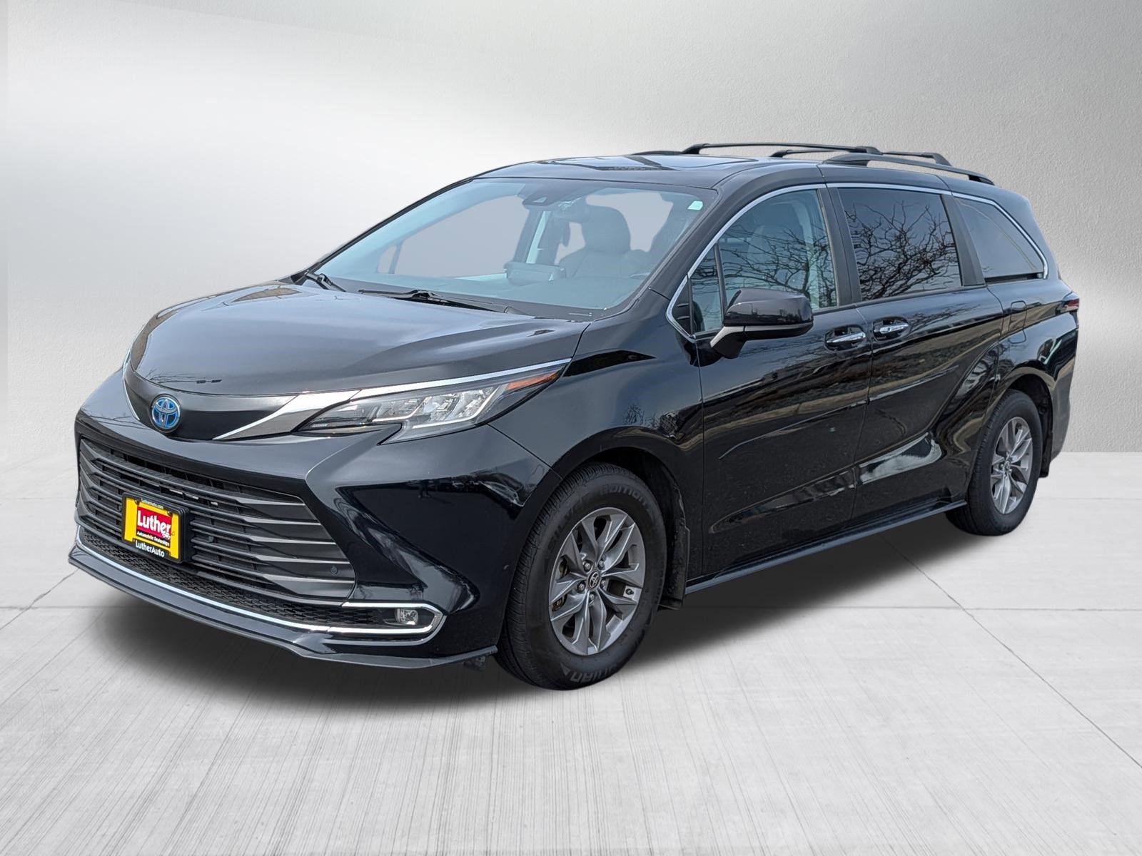 Used 2023 Toyota Sienna XLE FWD image 3