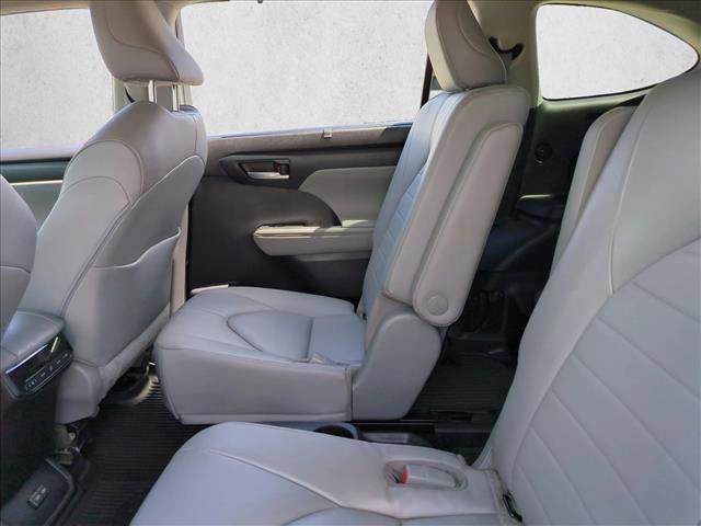 Used 2023 Toyota Highlander XLE FWD image 19