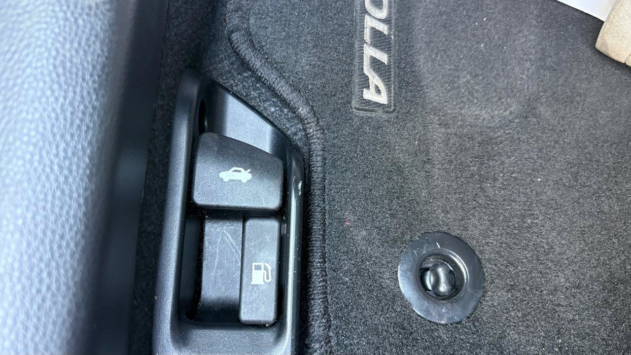Used 2025 Toyota Corolla SE FWD image 16
