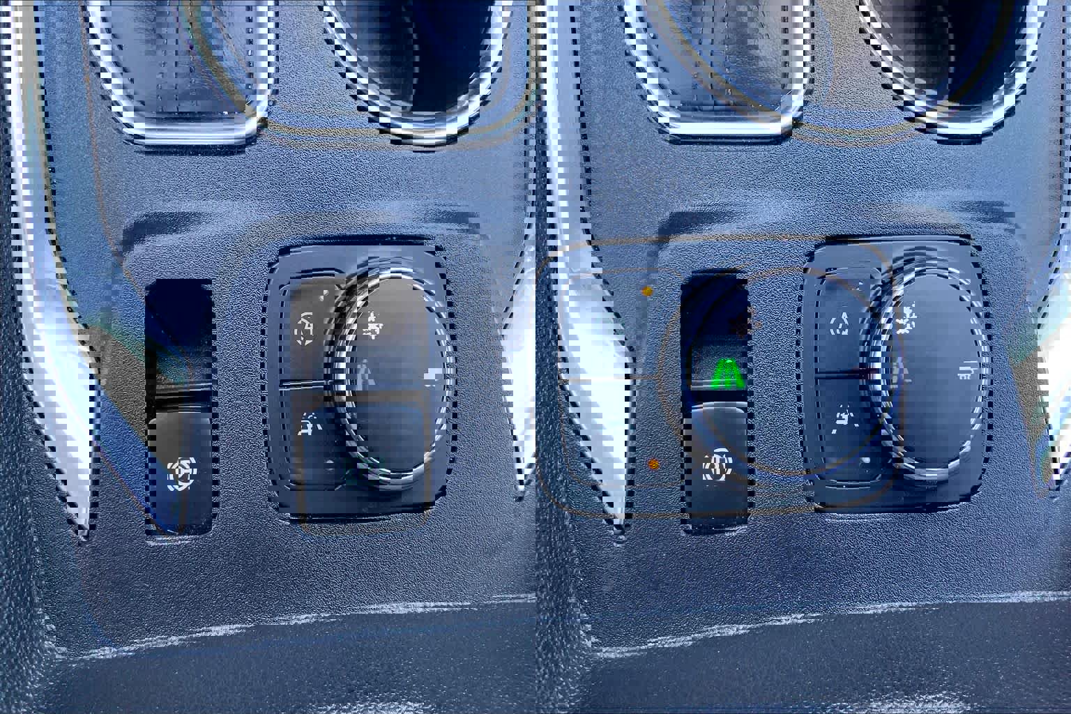 Used 2023 Chevrolet Traverse High Country image 36