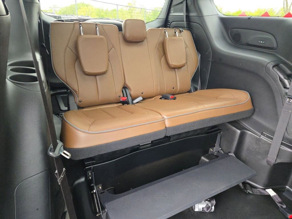 Used 2020 Chrysler Pacifica Limited w/ Advanced Safetytec Group FWD image 6
