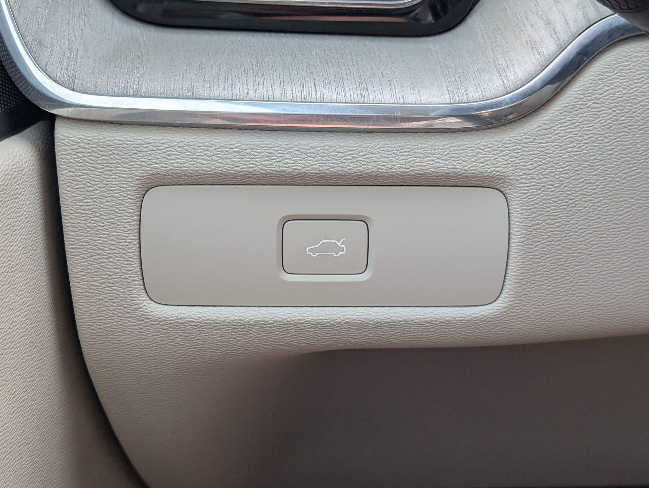 Used 2023 Volvo XC60 B5 Plus AWD/4WD image 26