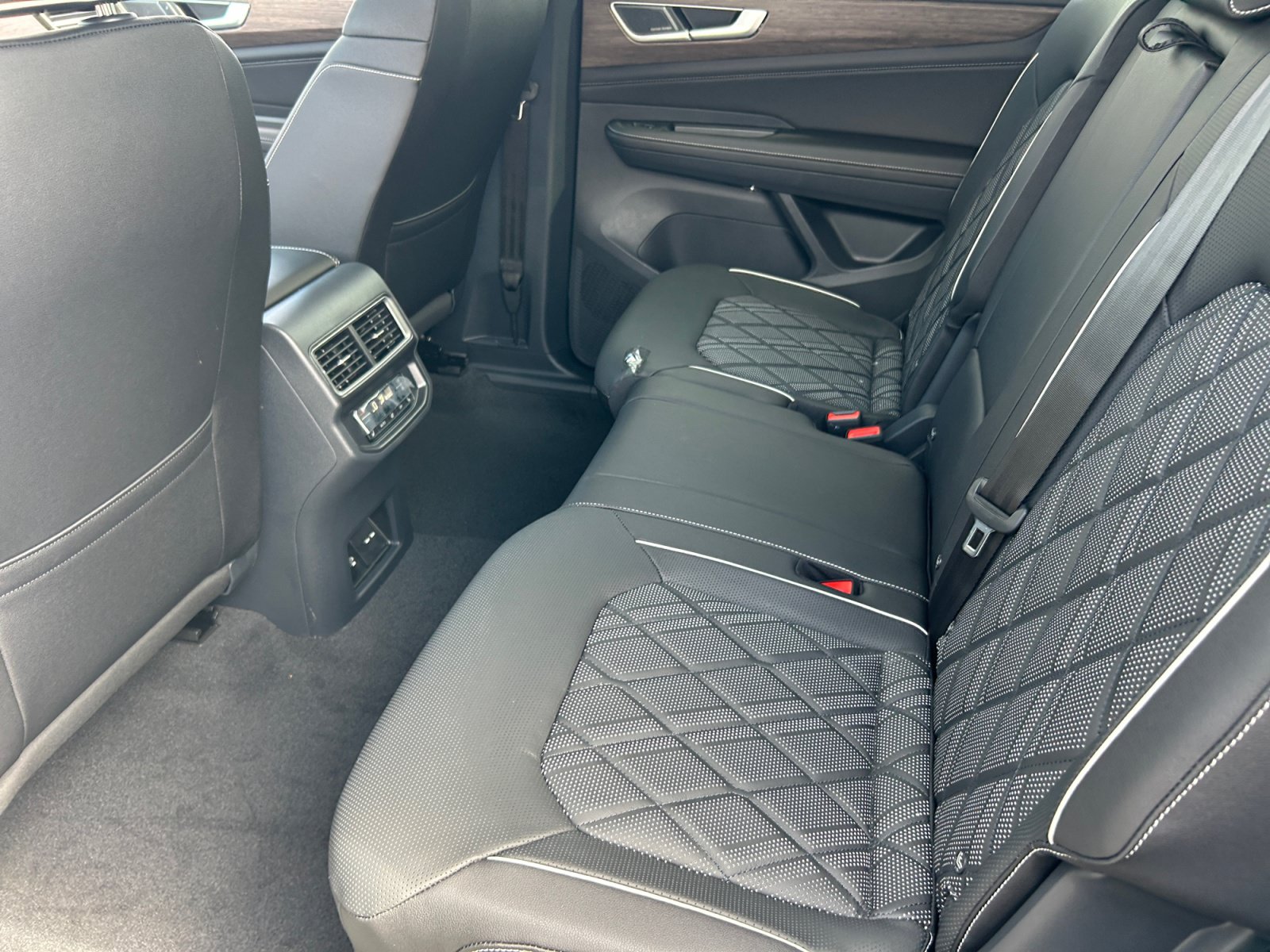 New 2026 Volkswagen Atlas SEL Premium R-Line AWD/4WD image 17