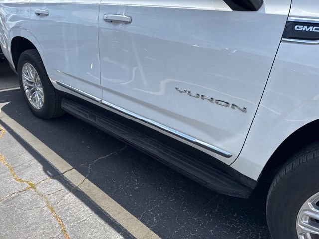 Used 2023 GMC Yukon SLT w/ SLT Luxury Package image 10