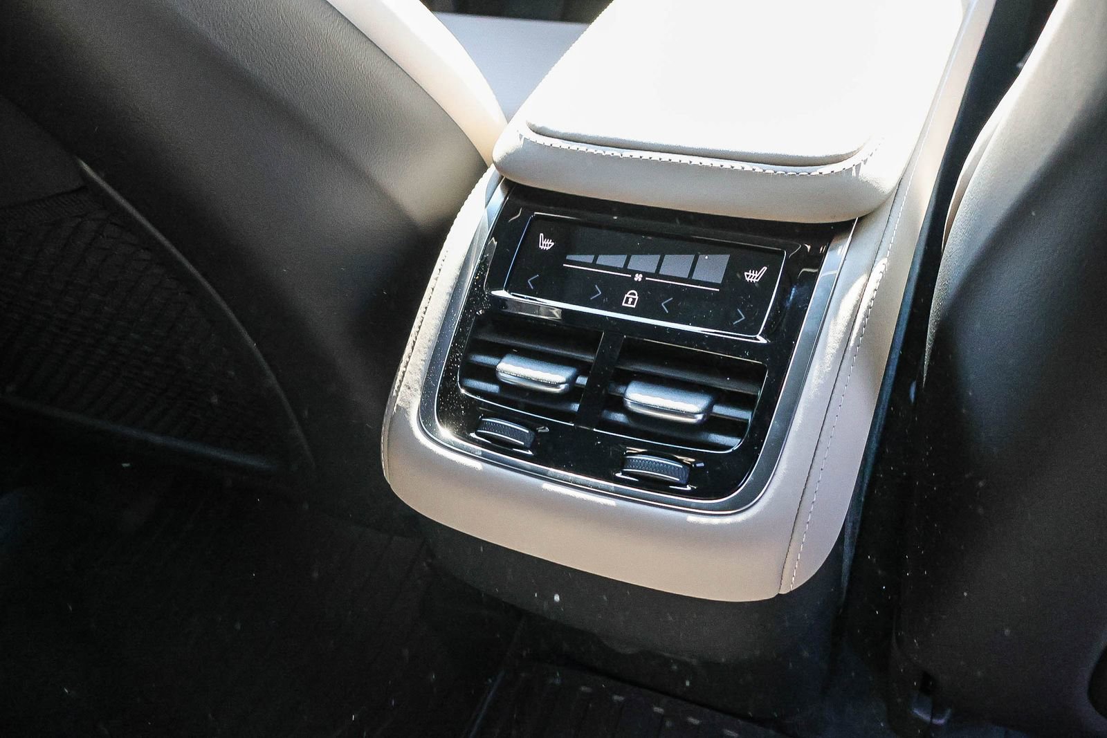 New 2026 Volvo XC90 B6 Ultra w/ Protection Package image 22