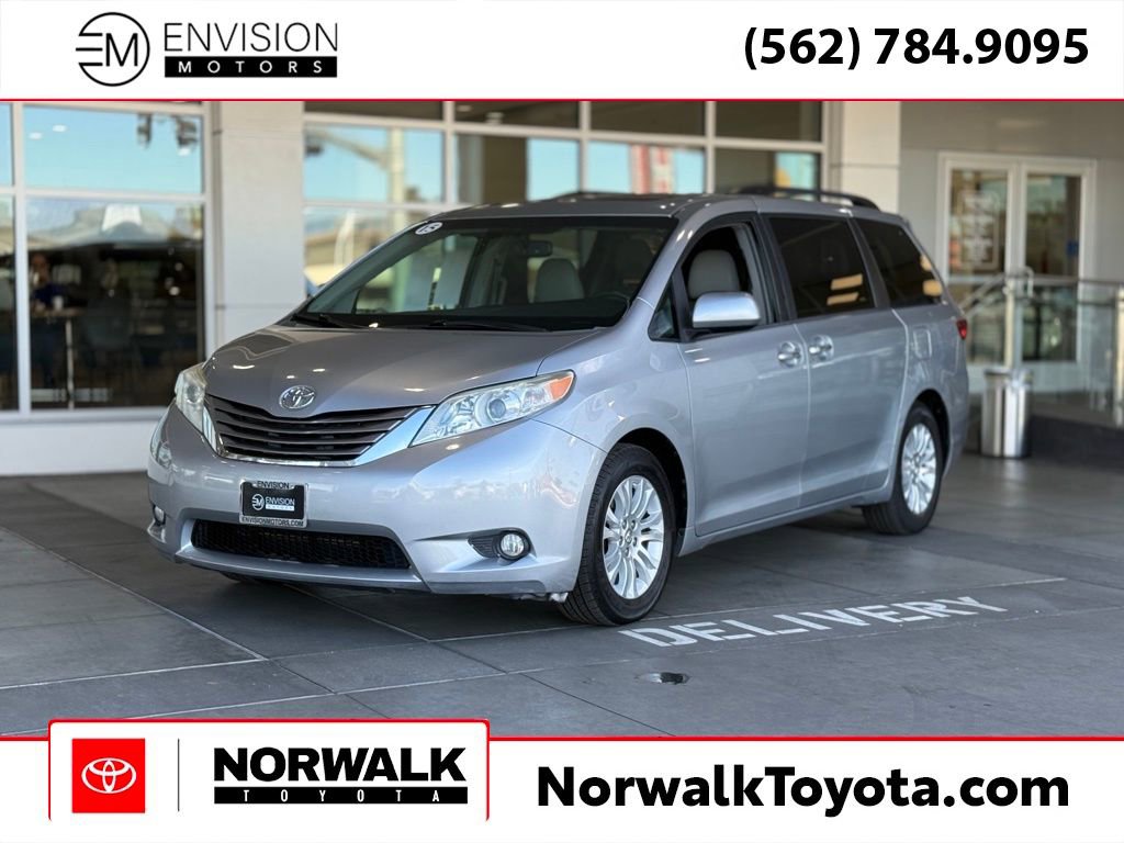 Used 2015 Toyota Sienna XLE w/ XLE Navigation Package video 1