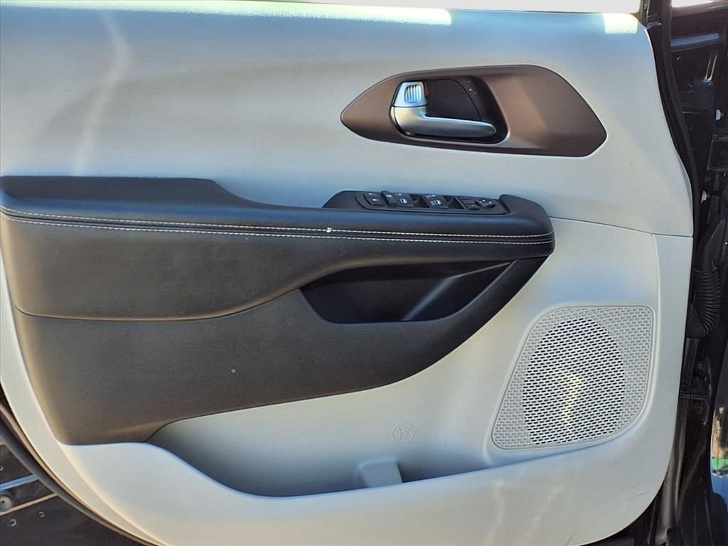 Used 2020 Chrysler Voyager Lxi image 22