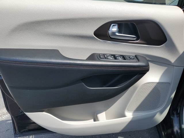 Used 2018 Chrysler Pacifica Touring-L Plus FWD image 22