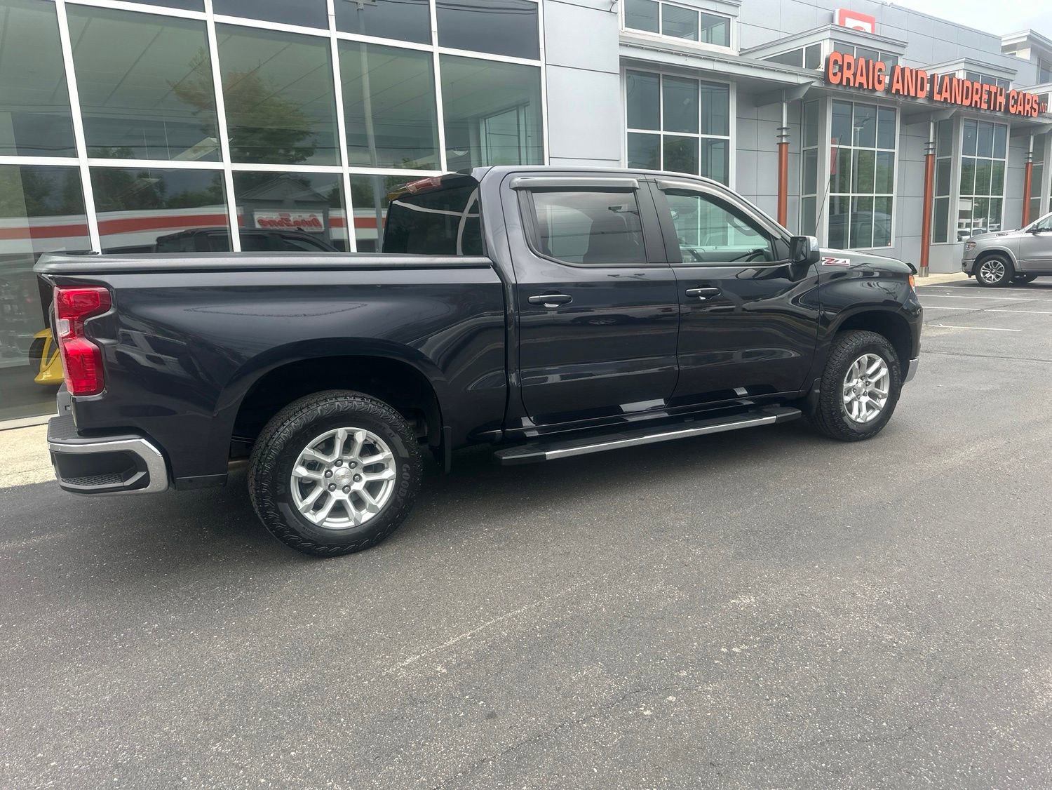 Used 2024 Chevrolet Silverado 1500 LT w/ Z71 Off-Road Package AWD/4WD image 3