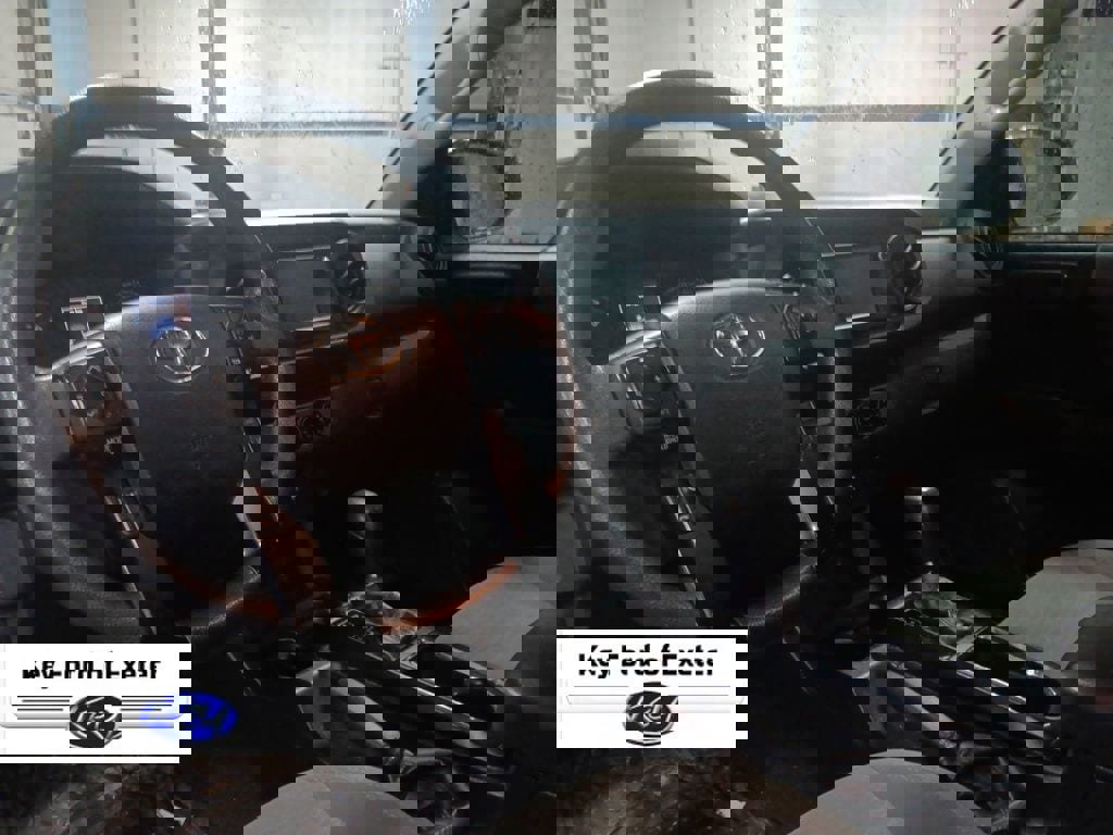 Used 2018 Toyota Tacoma SR image 18