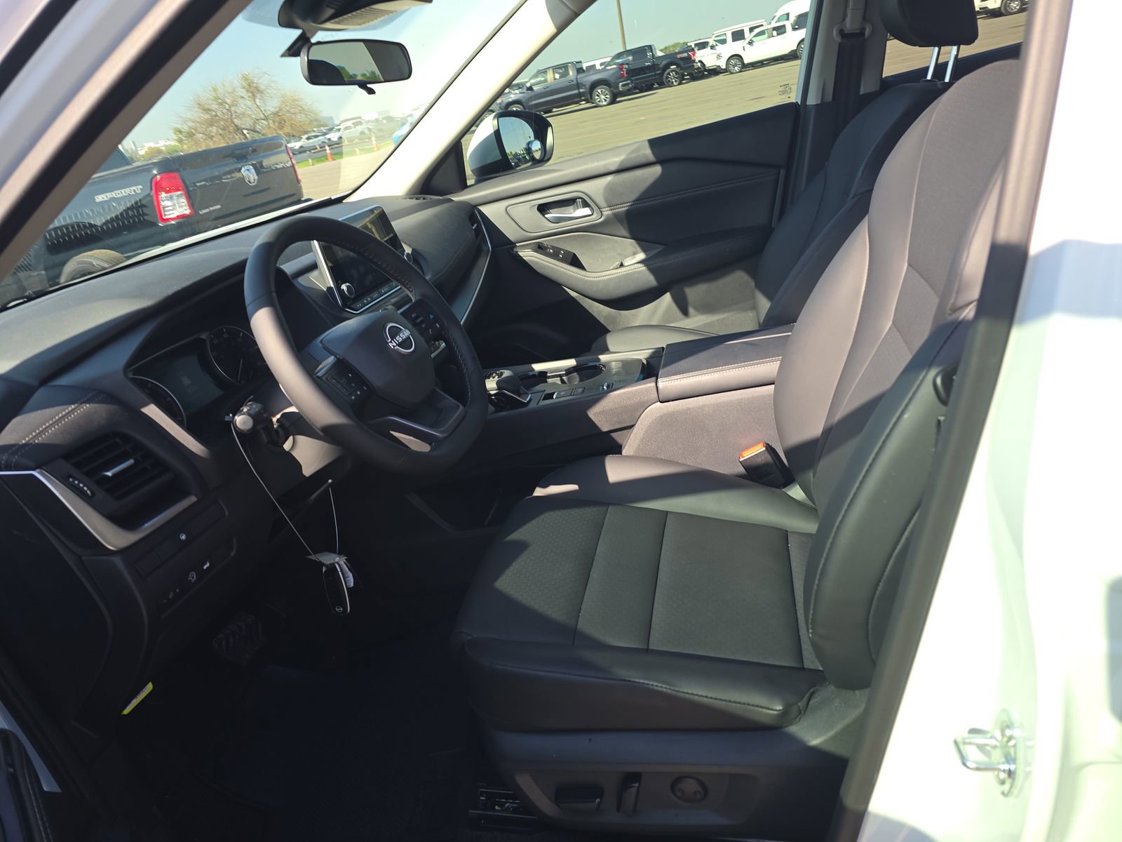 Used 2025 Nissan Rogue SV w/ SV Premium Package FWD image 14