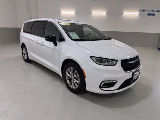 Used 2026 Chrysler Pacifica Limited FWD image 4