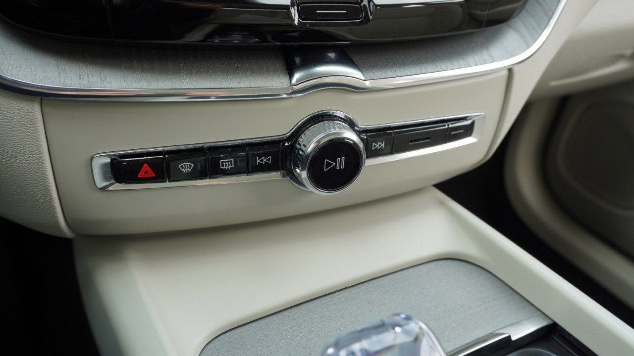 Used 2025 Volvo XC60 B5 Ultra w/ Protection Package Premier image 20