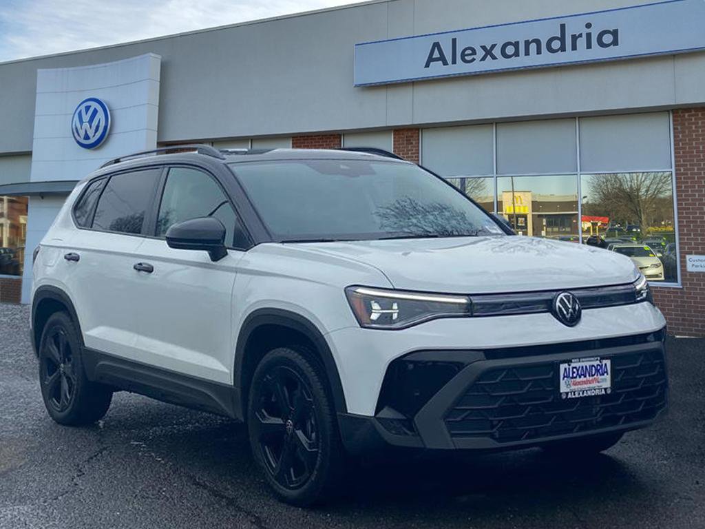 Used 2025 Volkswagen Taos SE image 1