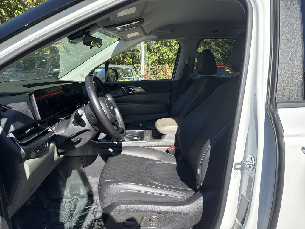 Used 2025 Kia Carnival FWD image 13