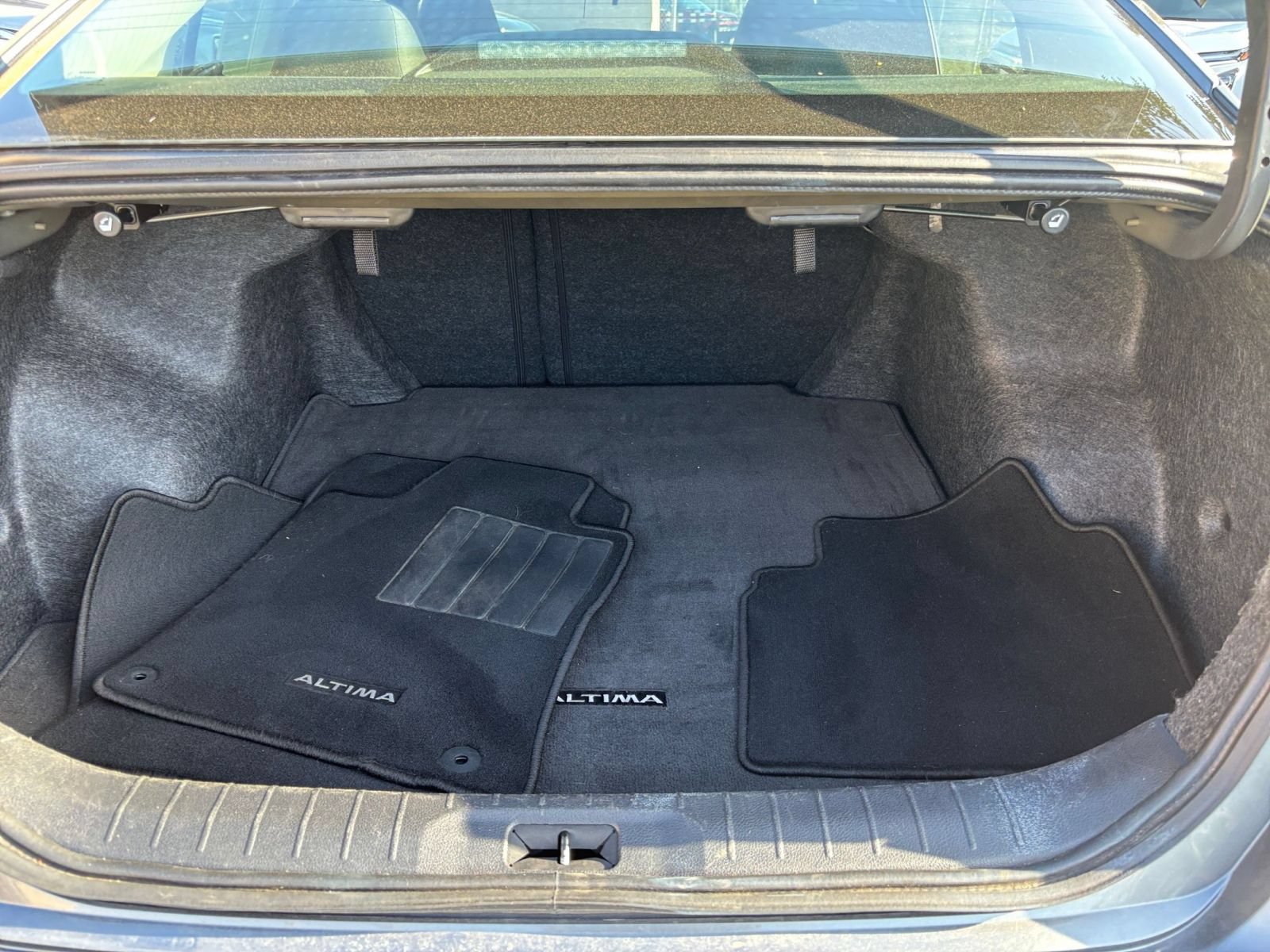 Used 2025 Nissan Altima 2.5 SV FWD image 32