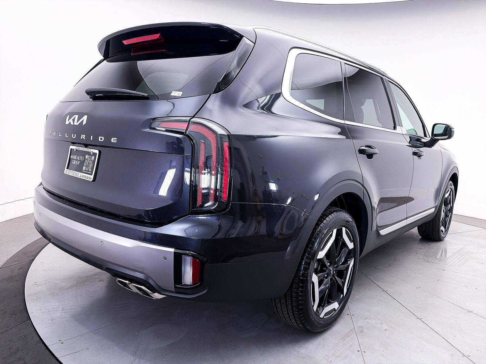 Used 2025 Kia Telluride EX w/ EX Captain's Chair Package FWD image 16