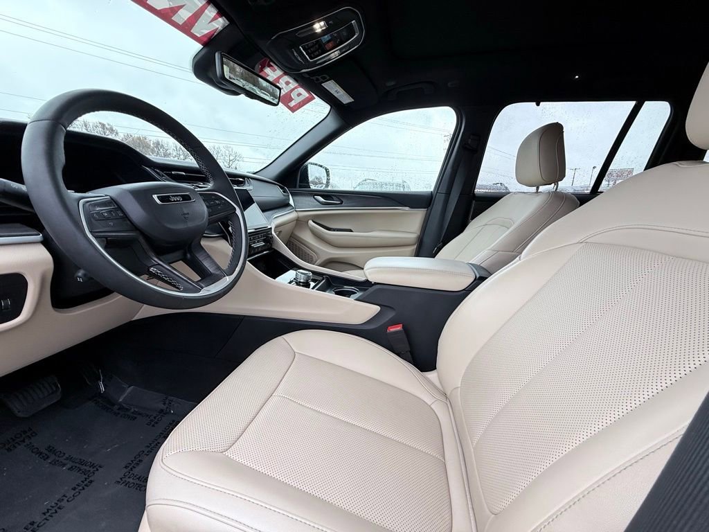 Used 2024 Jeep Grand Cherokee Limited w/ Luxury Tech Group II image 9